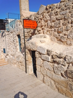 У входа в пещеру - гробницу Лазаря.