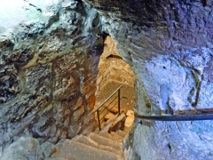 Гробница Лазаря высечена в скале и выглядит как древние иудейские захоронения, которые устраивали в пещерах.