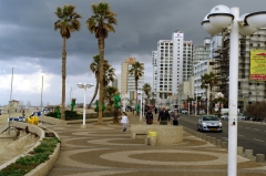 Набережная Тель-Авива. Рядом с длинным променадом расположена улица с односторонним движением в сторону Яффы - улица Герберта Самуэля. В противоположную сторону транспорт двигается по параллельной улице Хаяркон (Hayarkon).