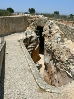 Стены туннеля с остатками древней штукатурки.