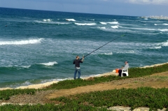 В самой середине зимы на набережной Тель-Авива можно не только купаться и заниматься серфингом, но и половить рыбку.