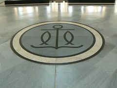 Христианская символика на полу зала