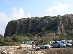 Вид на скалу с пещерами с автостоянки.