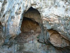 Пещера Танур с указанием границ слоев трех разных культур.