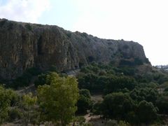 Общий вид на скалу с пещерами.