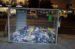 Клеть для сбора пластиковых бутылок. Типичная штука в Израиле.