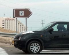 Загадочный знак, который встречался нам на дорогах несколько раз. Официальную информацию о нем нам найти не удалось. То ли он указывает на источник информации для туристов, то ли о наличии в указанном направлении КПП.