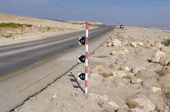 Таких столбиков-водомеров довольно много на израильских дорогах, особенно в южной части страны. По ним можно определить уровень воды на дорожном покрытии в случае наводнения, вызванного ливневыми дождями в горах. И, соответственно, определить возможность форсирования машиной возникшего препятствия.