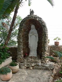 Статуя в саду при монастыре кармелитов Мухрака
