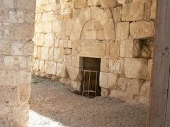 Каменная балка с греческой надписью в крепости Мигдаль Цедек.