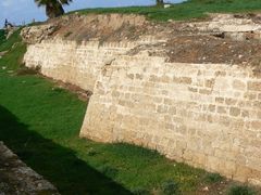 Арсур. Ров и стена города крестоносцев. 