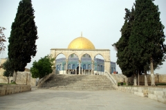 Купол над скалой. Под ним - краеугольный камень. На нем Авраам собирался принести в жертву сына, на нем стоял Ковчег Завета во времена Первого Храма, с него началось сотворение мира