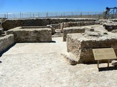 Тель Арад. Алтарь, двор и «святая святых» (на заднем плане) святилища израильской крепости.