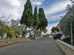 Внутренний двор монастыря, в котором находится тропа с 14 станциями Скорбного Пути.