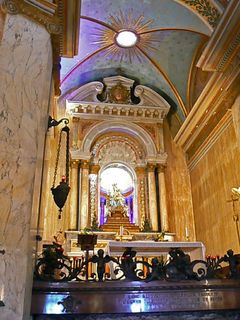 Алтарь церкви в монастыре кармелитов.