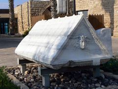 Кейсария. Крышка саркофага с головой Медузы.