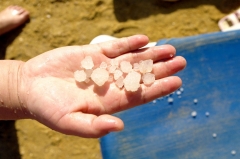 Такими кристаллами покрыто дно Мертвого моря. Некоторые взодят в воду в тапочках.