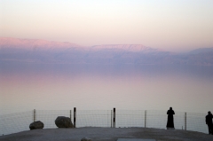 У общественного пляжа, недалеко от Эйн-Геди. Над Мертвым морем часто висит дымка из "полезных испарений". За закате она приобретает розовый оттенок. 