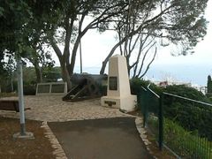 Обелиск Вильгельму II и пушка.