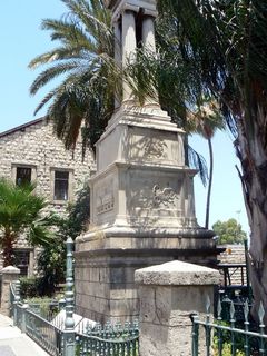 Обелиск в честь открытия восточной дороги.