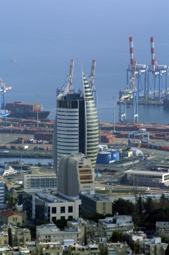 Современная архитектура Хайфы. Здание "Парус" построено в XXI веке, входит в комплекс правительственных зданий.