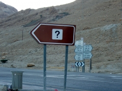 Это - место съезда с дороги N90 в Эйн-Бокек. По-видимому авторы указателя имели ввиду информацию для туристов, но вместо привычной буквы i сделали так. Получилось забавно. Подтверждение того, что туристический бизнес в Израиле только начинается.