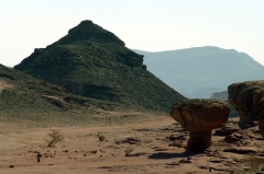 Скала-гриб в парке Тимна. Результат неравномерной эрозии скалы: нижние слои сильнее поддались выветриванию.