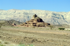 Винтовой холм в парке Тимна - результат неравномерной эрозии скалы, образованной разными породами.