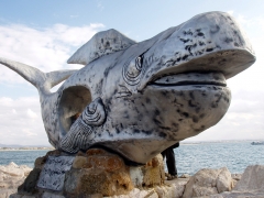 Кит с дыркой на набережной Акко.