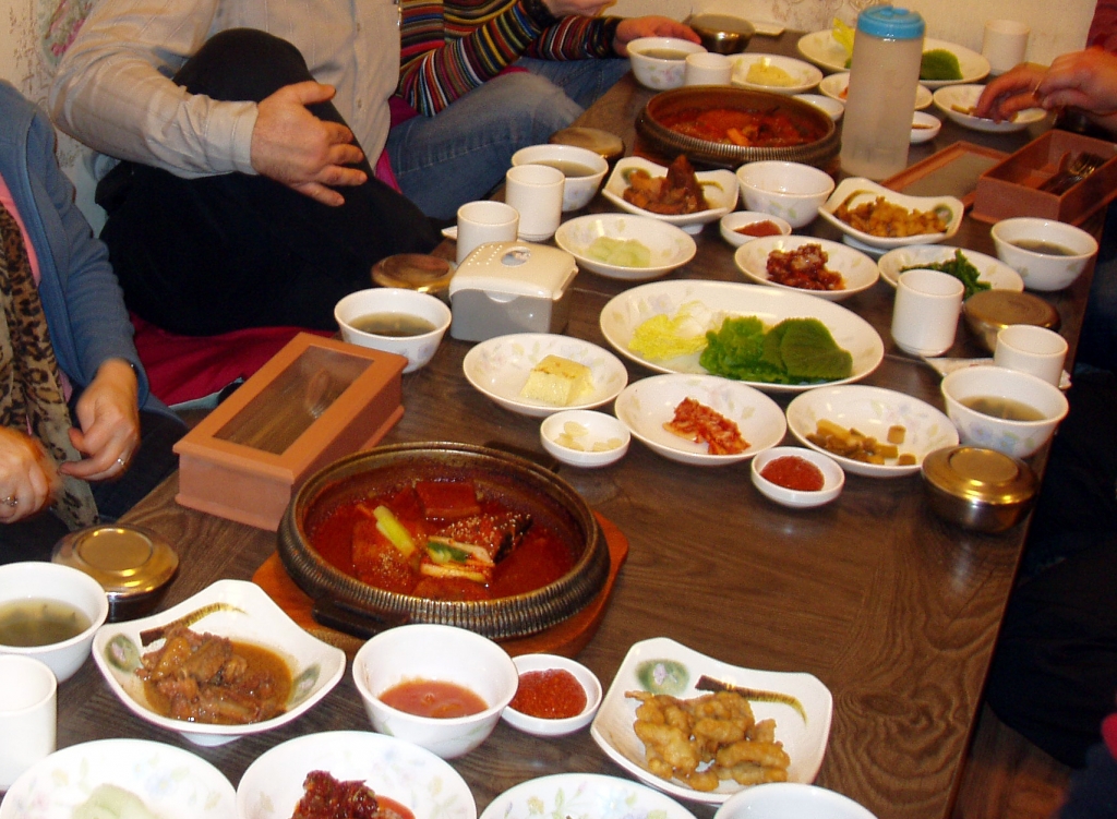 На столе всегда очень много тарелок с различной,