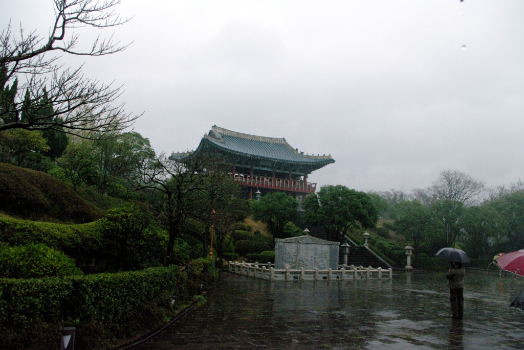 Красивая беседка в парке водопадов Чхонджеён на Чеджудо.