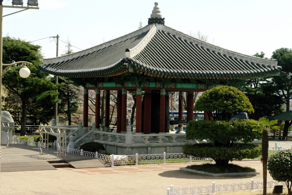 Городской колокол. Колокольня построена на средства, собранные жителями