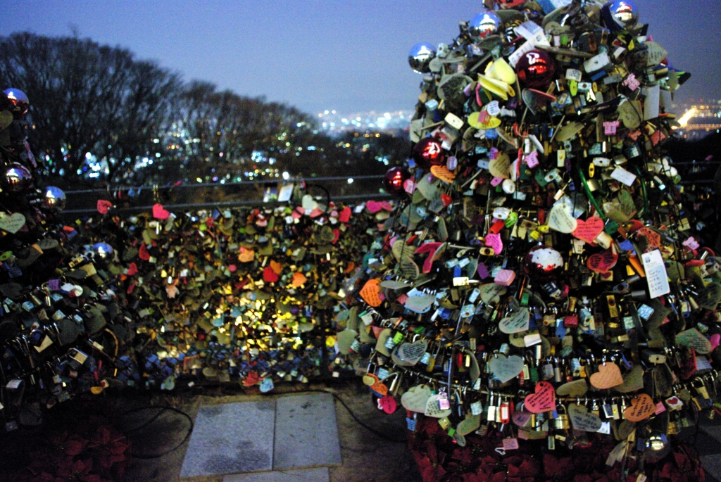 Для "памятных замочков" вокруг телебашни в Сеуле отведены