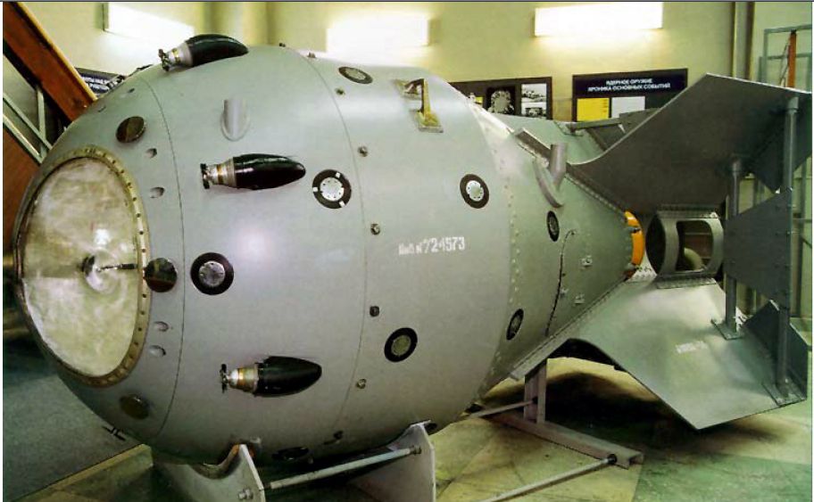 Первая советская атомная бомба РДС-1. Иллюстрация из книги
