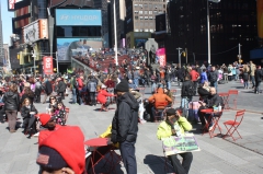 Таймс-сквер. На заднем плане театральные кассы текущего дня