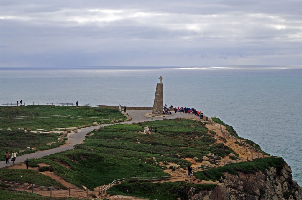 Вид на смотровую площадку и памятную стелу на