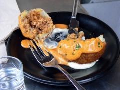 Говорят, в каждом заведении бомба будет бесподобна на вкус, хотя и приготовлена по-своему.