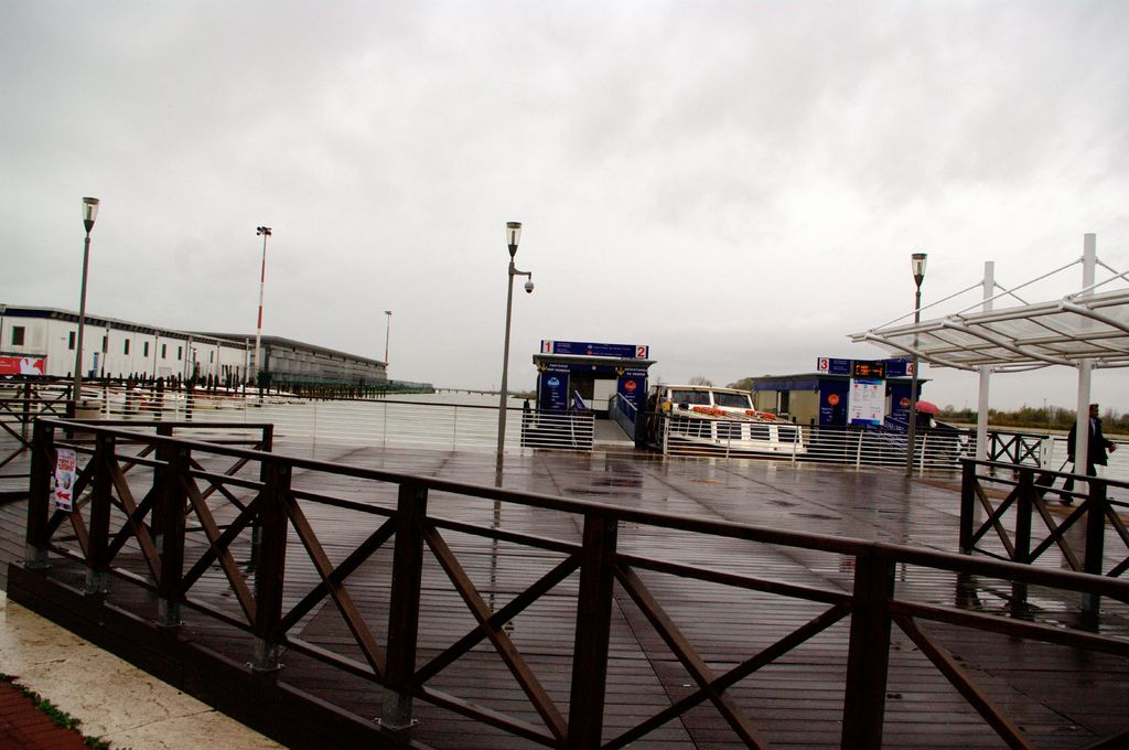 Из аэропорта до Венеции можно добраться по воде.