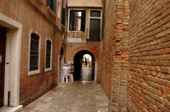 Пример венецианского оотопортего - Sotoportego De L'Abazia.
Сотопортего